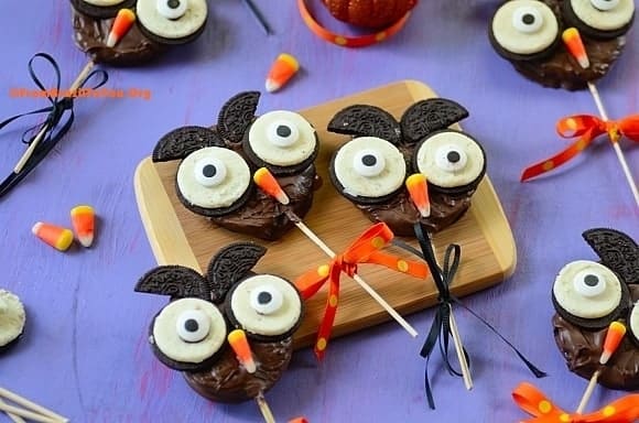 Chocolate-Apple Halloween Owl…So cute!!! A great Halloween project for children! Chocolate-Apple-Halloween-Owl