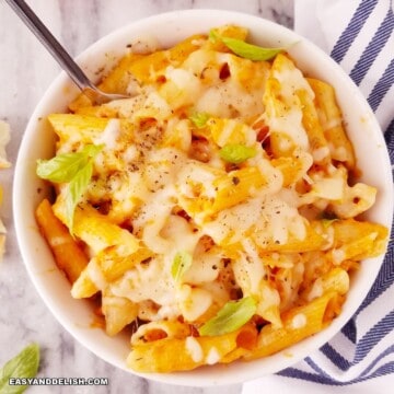 close uo of mac and cheese with chicken in a bowl (macarronada com requeijao)