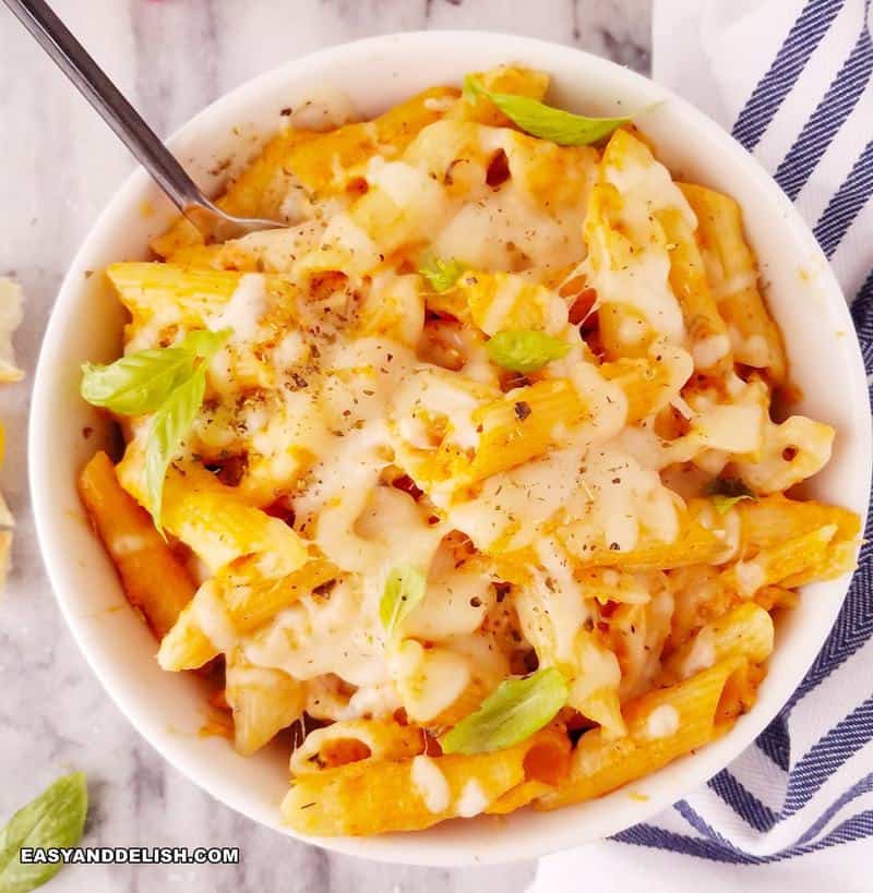close uo of mac and cheese with chicken in a bowl (macarronada com requeijao)