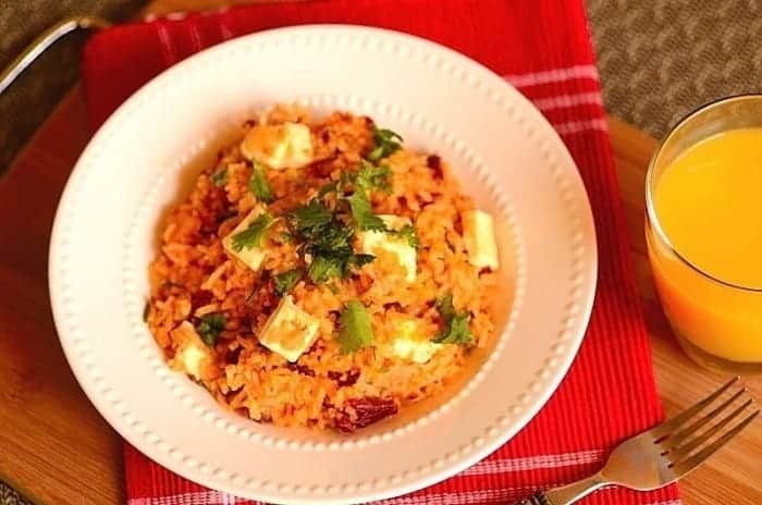 um prato de arroz com carne seca