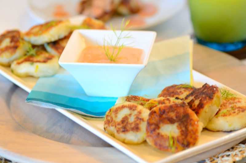 Receita de família de bolinhos de batata com vegetais. so quais são perfeitos como acompanhamento ou apetitivo. São servidos com molho rosé! bolinhos de batata (ou bolinho de batata) servidos numa travessa com molho rosé.