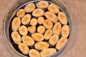 bananas carameladas em uma forma