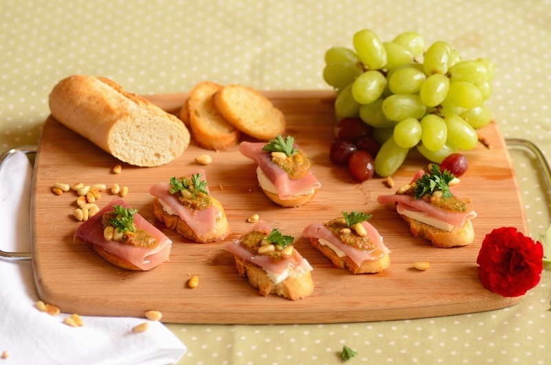 Hors d\'oevres on a cutting board