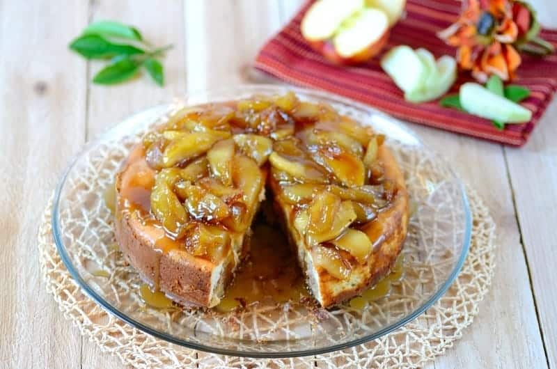 A plate of apple cheesecake
