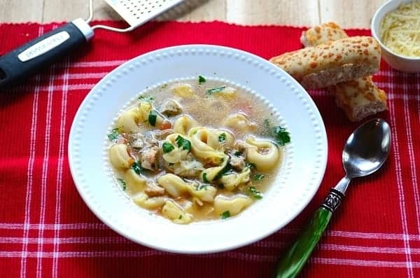 um prato com uma refeição quente e pão ao lado.  