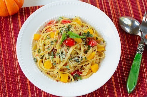 A bowl of fettuccini aglio e olio