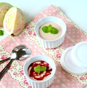 Dois recipientes de mousse de goiaba em uma mesa com duas colheres