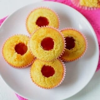 bolinhos de milho em cima de um prato