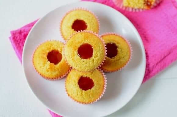 bolinhos de milho em cima de um prato