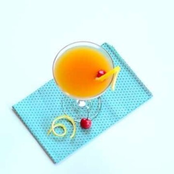 A glass of champagne cocktail