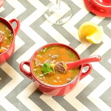 sopa de lentilhas em tigelas com bandinhas de limão ao lado
