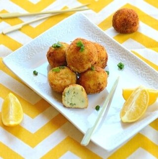 bolinho de bacalhao em uma travessa retangular branca