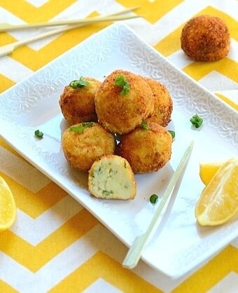 bolinho de bacalhao em uma travessa retangular branca