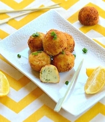 bolinho de bacalhao em uma travessa retangular branca