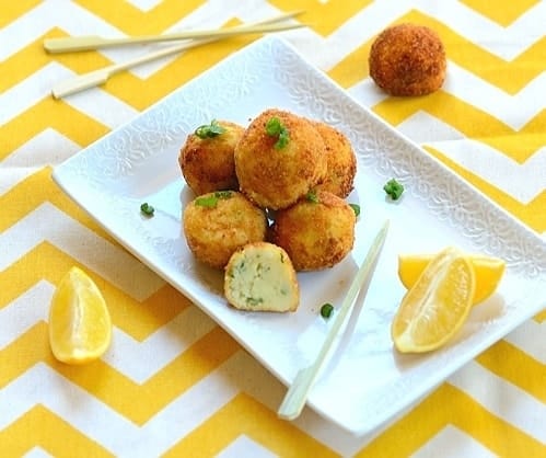 bolinho de bacalhao em uma travessa retangular branca