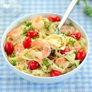 Fettucine com Camarão, Tomate e Salsinha em um prato