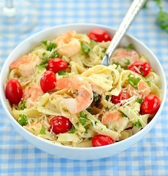 Fettucine com Camarão, Tomate e Salsinha em um prato