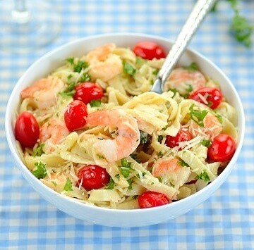 Fettucine com Camarão, Tomate e Salsinha em um prato