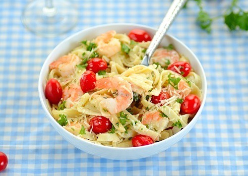 Fettucine com Camarão, Tomate e Salsinha em um prato