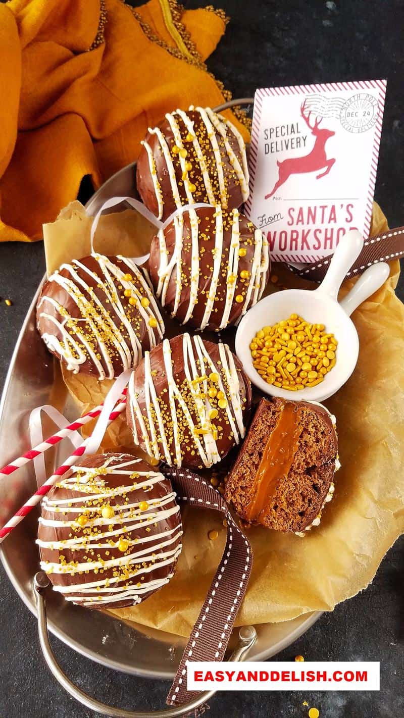 Brazilian honey cakes in a platter with a Christmas card