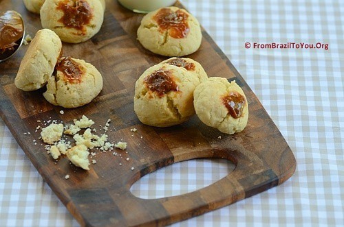 Biscoito de nata cookies with dulce de leche topping on a wooden board