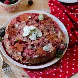 A plate of Panettone French toast with fruit