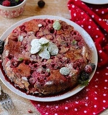 A plate of Panettone French toast with fruit