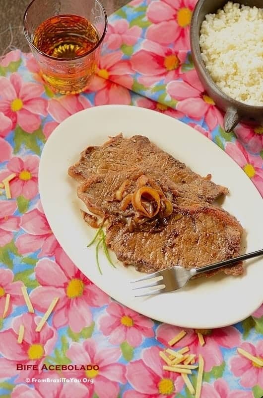 Bife Acebolado Fácil (Pan-Fried Steak-and-Onion) -- A super easy and tender steak, ideal for busy weekdays!!!
