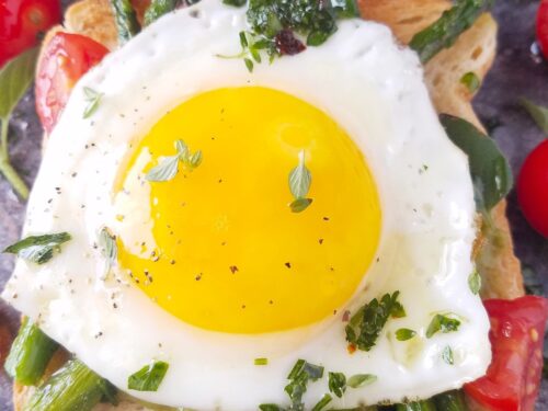 Perfect Sunny Side Up Eggs Recipe - Num's the Word