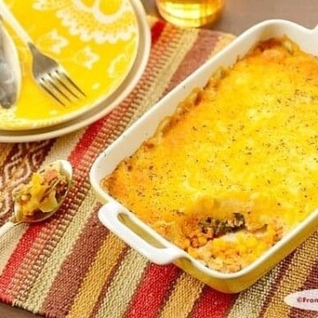 Escondidinho de Frango com pratos amarelos