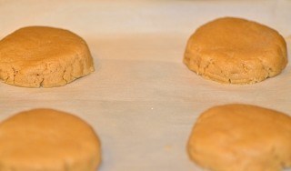 several peanut butter cookies before baking | varios biscoitos de amedoim antes de assar