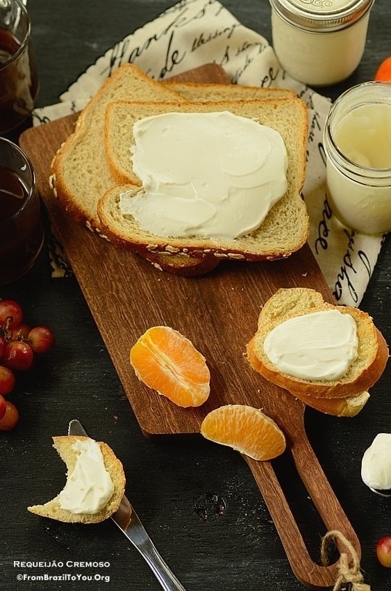 Requeijão Cremoso on toasts and pots