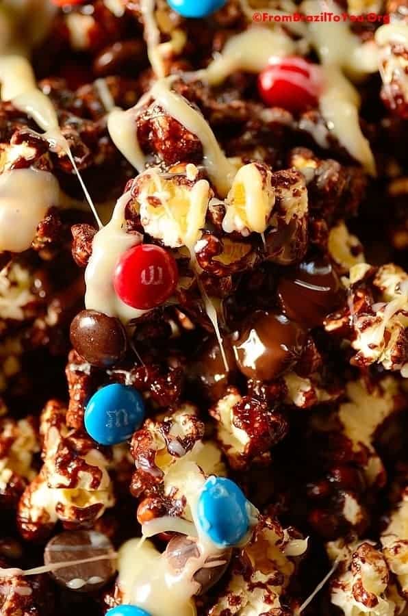 close de pipoca doce de chocolate com M&M e leite condensado