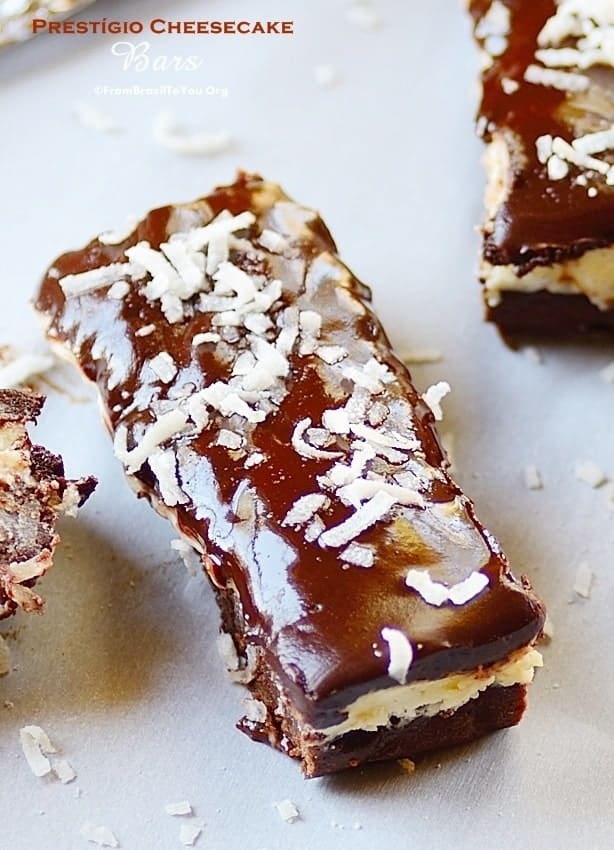 Prestígio cheesecake bars on a table