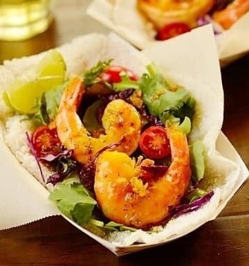 Tapioca crepes filled with seasoned shrimp in a paper basket.
