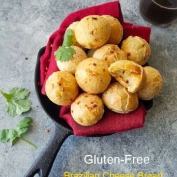 uma assadeira com um monte de pão de queijo