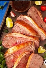 picanha de forno fatiada com verduras e molho