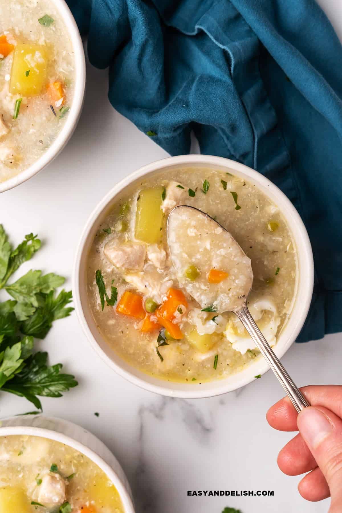 uma colher retirando a comida de uma tigela