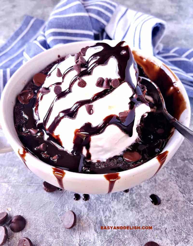bolo na caneca com sorvete e calda de chocolate