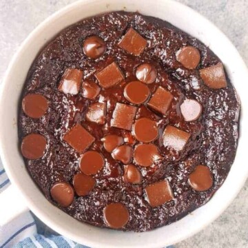 bolo de chocolate na caneca feito no microondas com gotas de chocolate