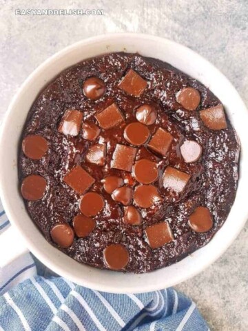 bolo de chocolate na caneca feito no microondas com gotas de chocolate