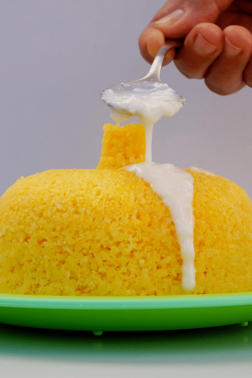 cuscuz doce em um prato regado com leite de coco e leite condensado