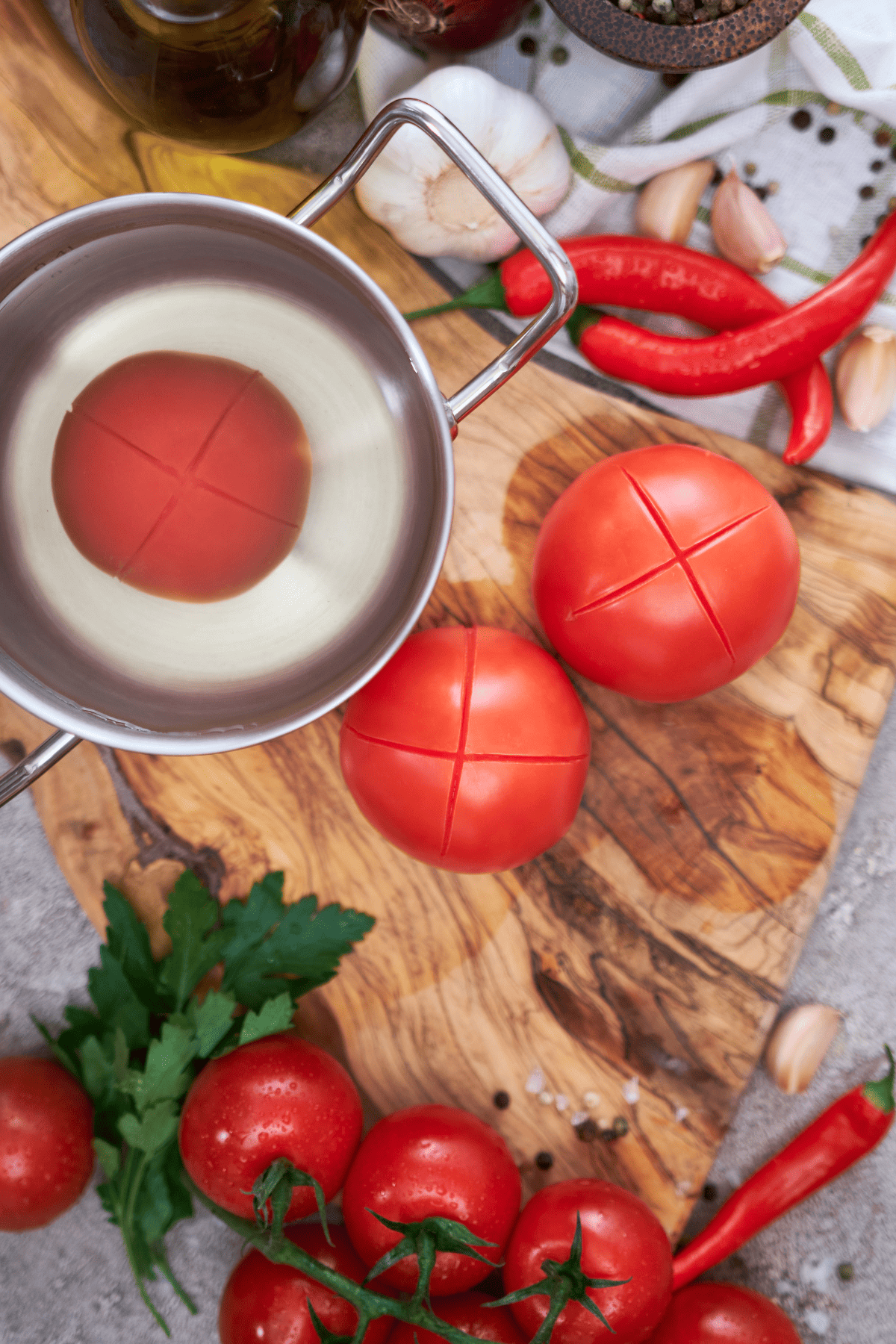 despelando tomates.