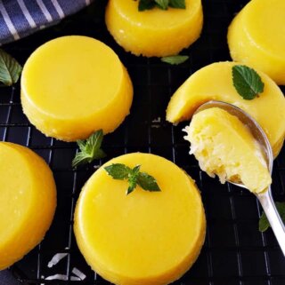 quindim em uma grade -- um parcialmente comido e outros inteiros
