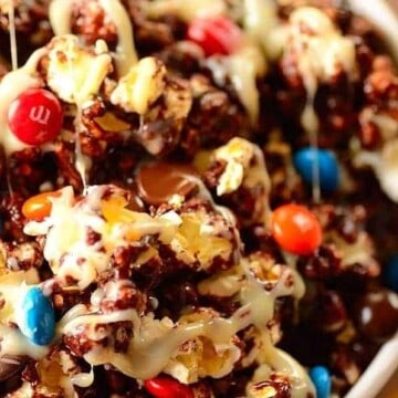 close up de pipoca doce de chocolate