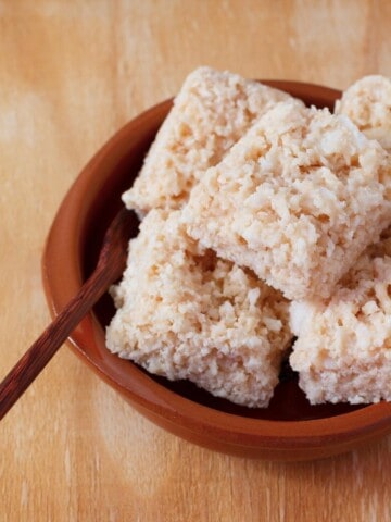 cocadas de leite condensado em uma tigela