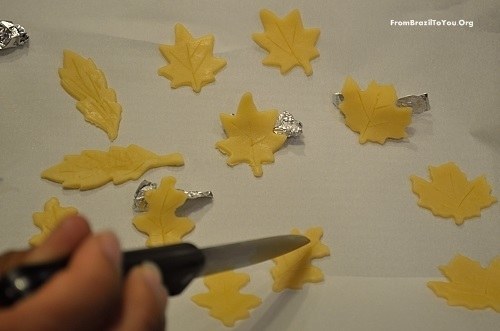 making leaf designs with pie crust making-leaf-designs-pie-crust