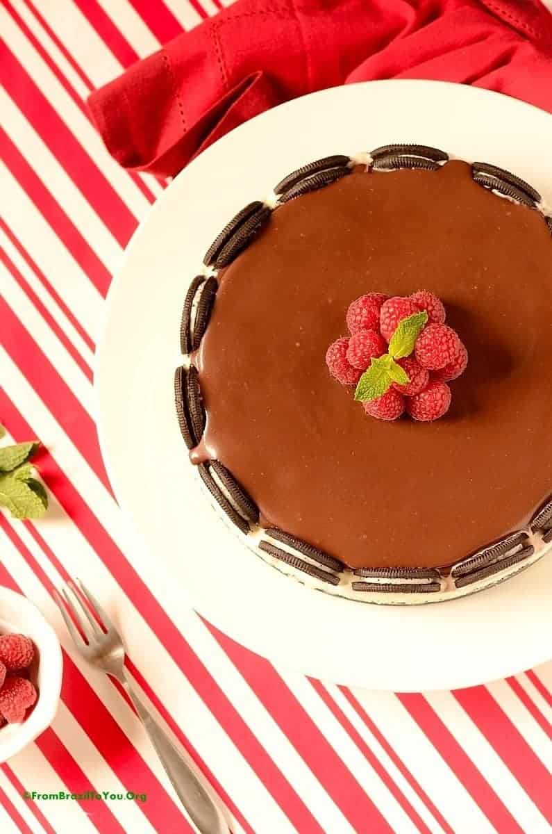 Torta holandesa com Oreos or cookies and cream Dutch tart on a red and white striped tablecloth