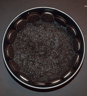 Layering cookie crust and cookies for dutch tart in a round pan