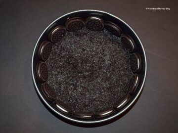 Layering cookie crust and cookies for dutch tart in a round pan